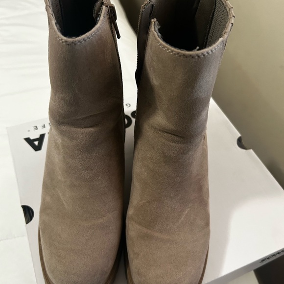 Sonoma Tan Heeled Boots with Elastic Panels - Picture 2 of 3